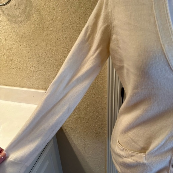 🩷5/$10 BANANA Republic petite small ivory cardigan - Picture 4 of 7